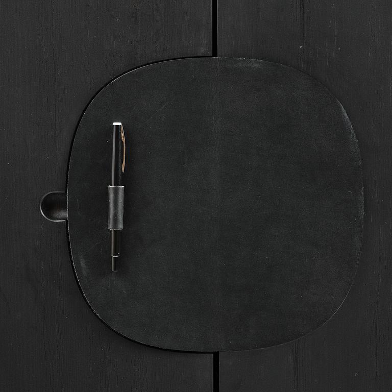 Mathieu Gustafsson, skåp, prototyp, "Tecknaren", utfört av snickarmästarna Markus Karlbom & Hannu Hietamäki, Burhult, 2024.