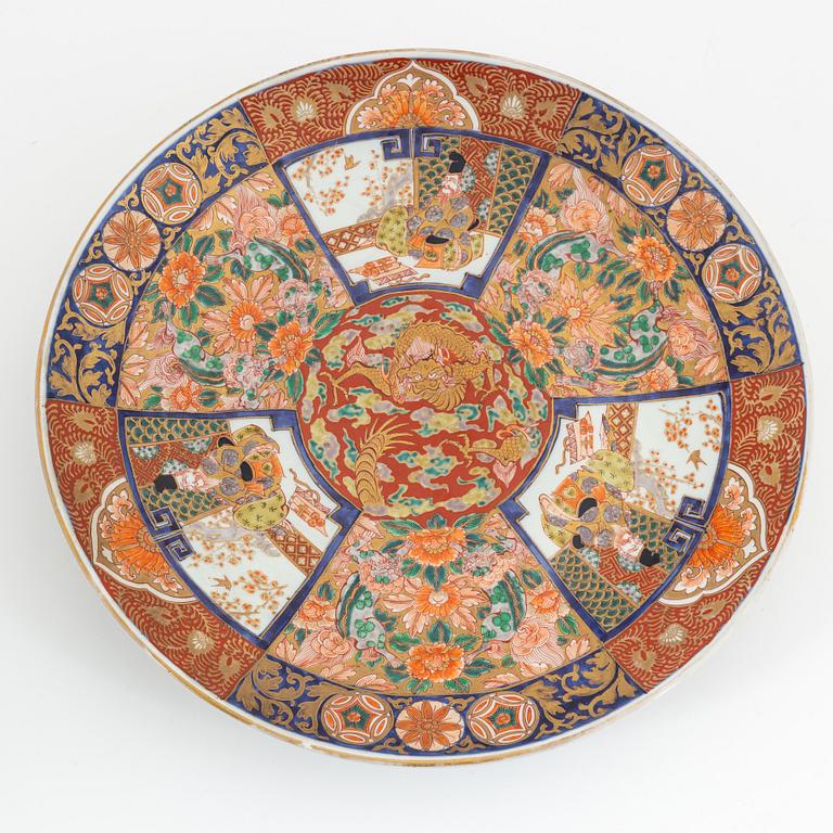 A large Japanese imari serving dish, 20th century.