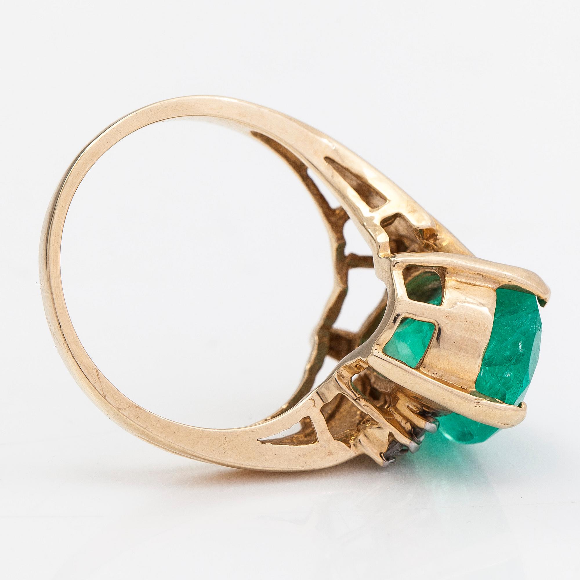 Ring, ca 10-11K gold with a pear shaped emerald and diamonds approx 0.10 ct in total.