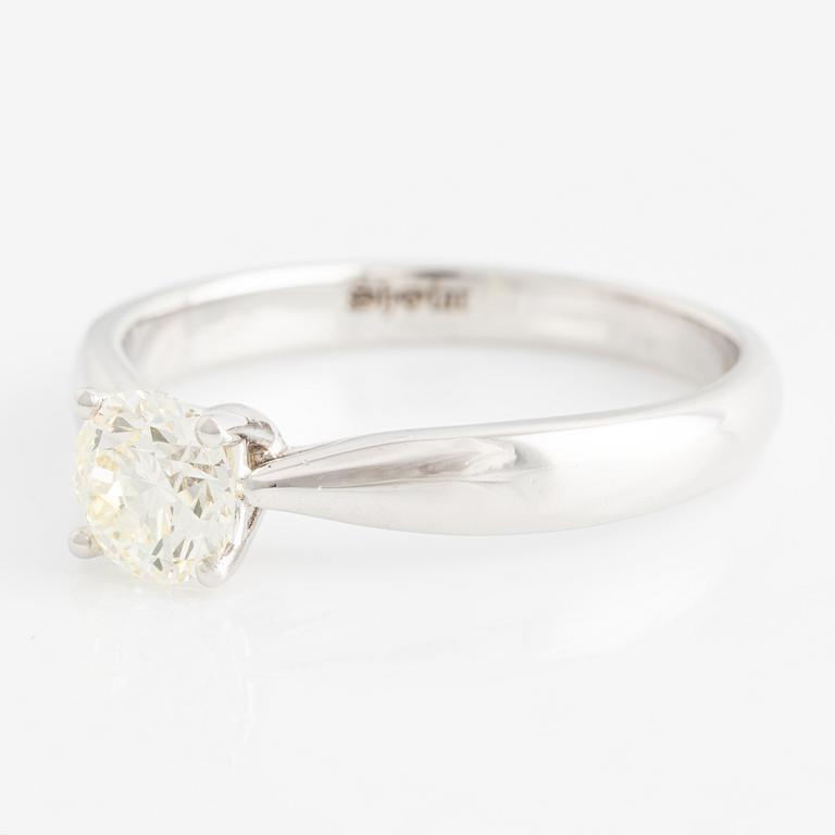 Ring with brilliant-cut diamond.