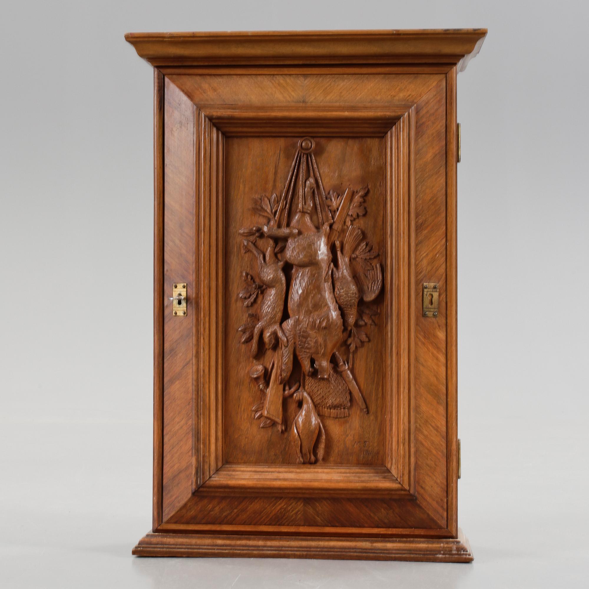 VÄGGSKÅP. 1900-talets början. Märkt 1911.