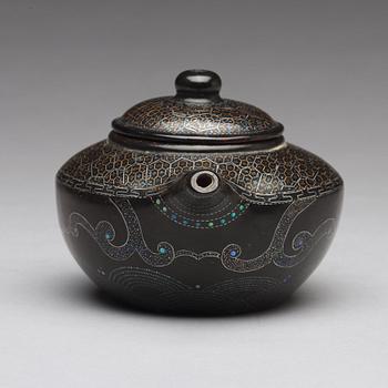 A 'lacque burgautée' imitating yixing tea pot with cover, presumably late Qing dynasty, circa 1900.