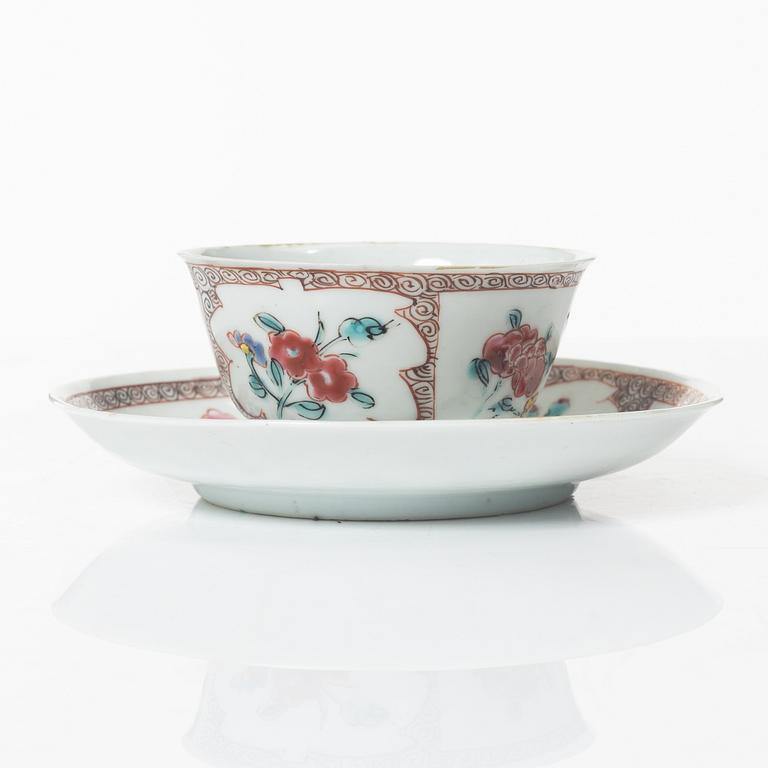 A Chinese famille rose ewer, a a cup with cover, a cup with saucer, a box and a censer, Qing dynasty, 18th and 19th cent.