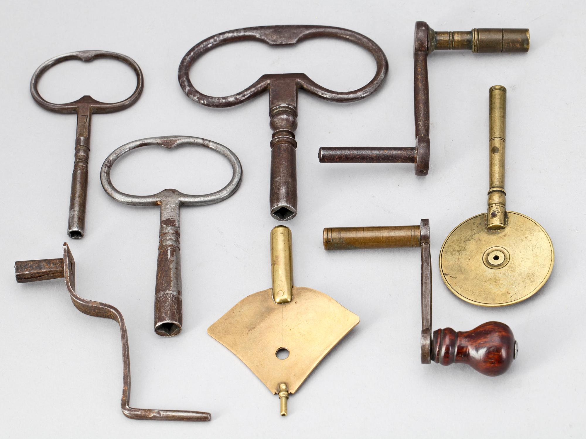 KLOCKNYCKLAR, 8 st, mässing och järn, 1700/1800-tal.