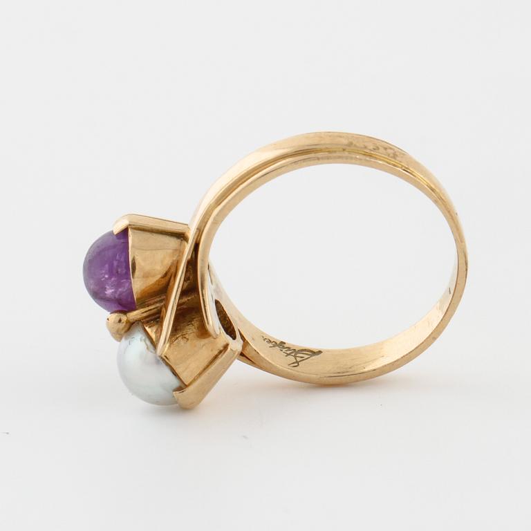 A cultured pearl and cabochon cut amethyst ring by  Stigert, Stockholm, 1955.