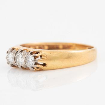 Ring, 18K guld med tre briljantslipade diamanter.