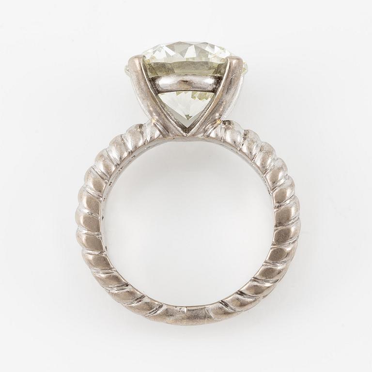 A platinum ring set with a round brilliant-cut diamond ca 7.15 cts.