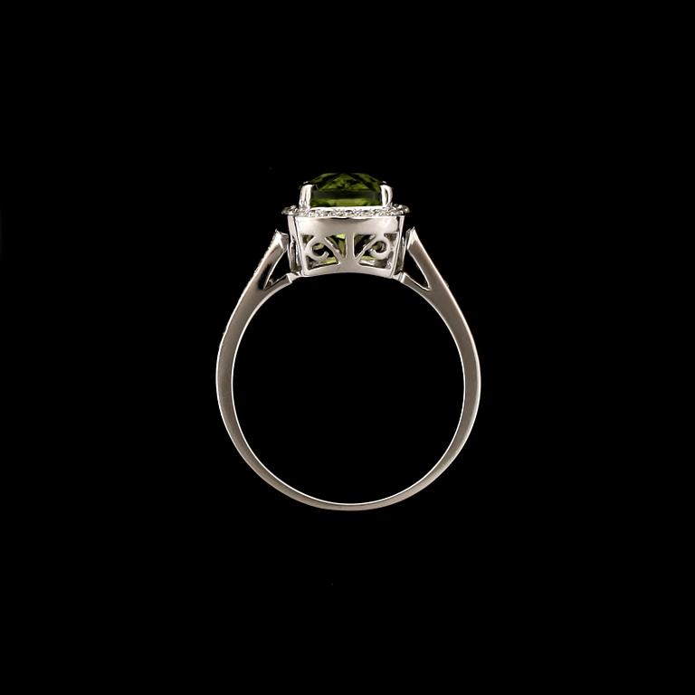 RING, 14k vitguld med peridot ca2,20ct och diamanter tot ca0,21ct.