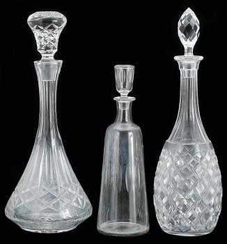 KARAFFER samt FLASKA, 9 st. Glas. 1900-tal.