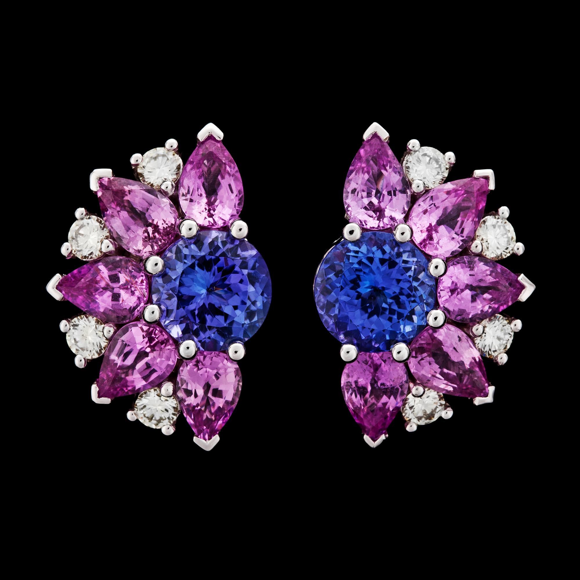 ÖRHÄNGEN, tanzaniter, tot. 4.01 ct, rosa safirer, tot. 5.64 ct samt briljantslipade diamanter, tot. 0.65 ct.