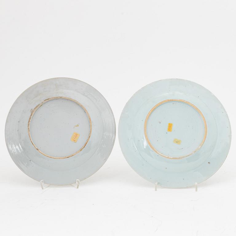 Tallrikar, sex stycken, porslin, Kina, Qingdynastin (Qianlong 1736-95) samt skålfat, Kina, 1800-tal.