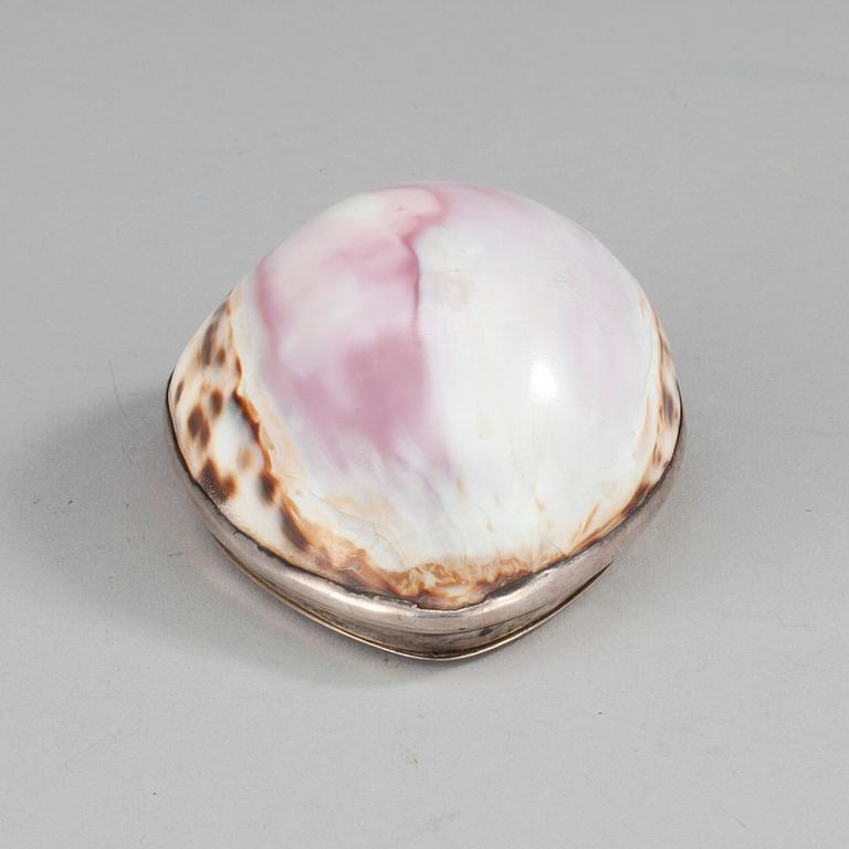 NUUSKARASIA, hopeaa ja simpukka, Anders Petter Lundqvist (1823-1866), Tukholma 1831.