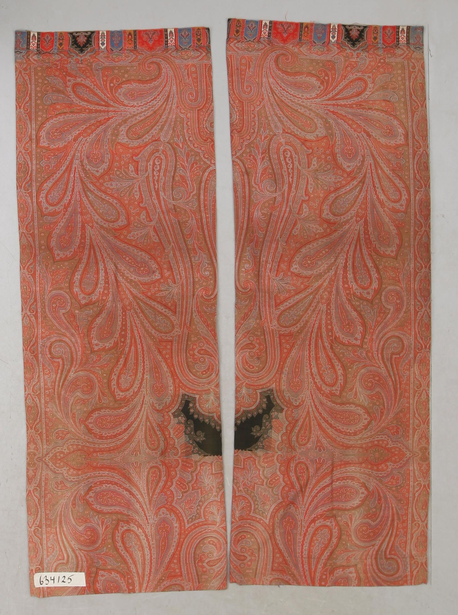 GARDINLÄNGDER, 2 st, omarbetad paysleysjal, 1900-talets första hälft.
