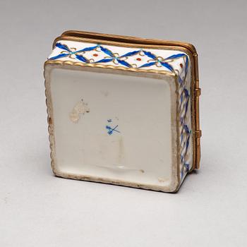 A group of six snuff boxes, 19th/20th Century.