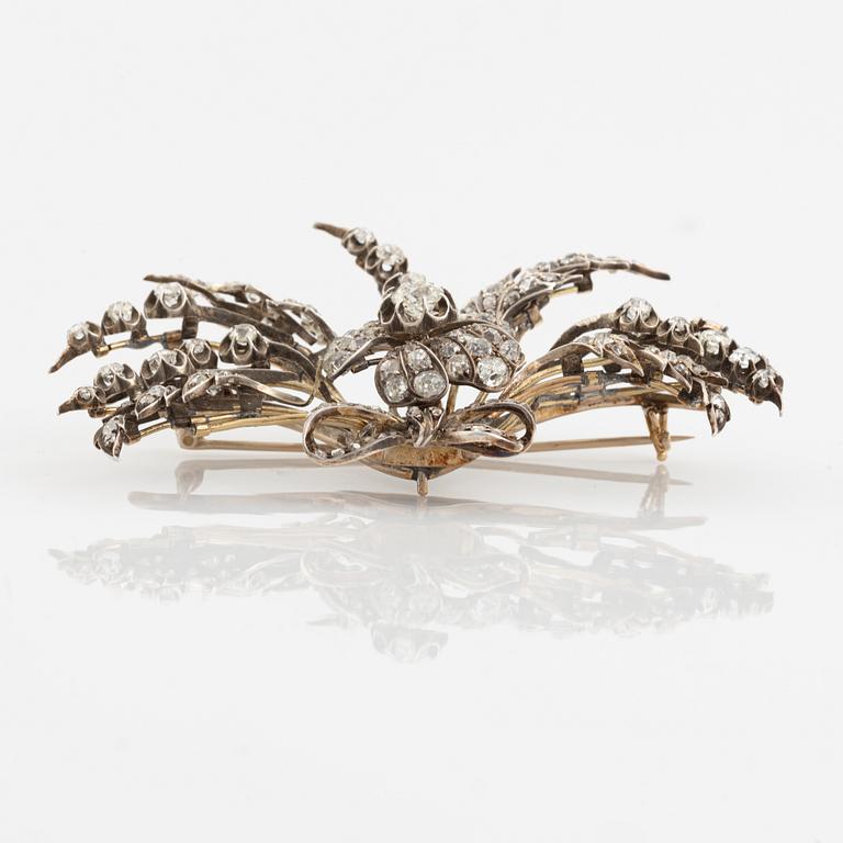 A brooch/tiara combination.