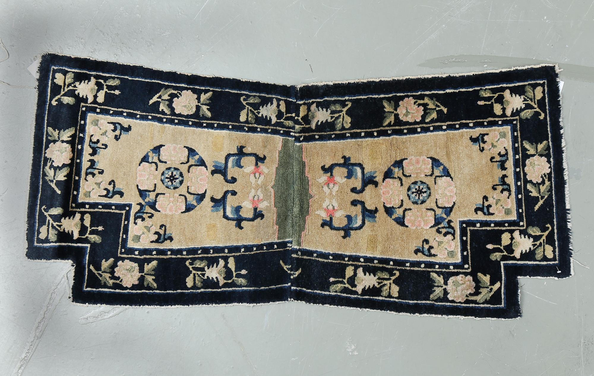 SADELTÄCKE, semiantik Kina. Ca 132,5 x 61 cm.