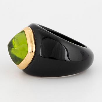 RING, svart sten med sugarloafslipad peridot.