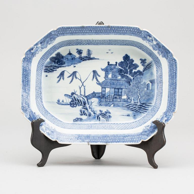 A CHINESE PORCELAIN SAUCER QIANLONG (1736-95).