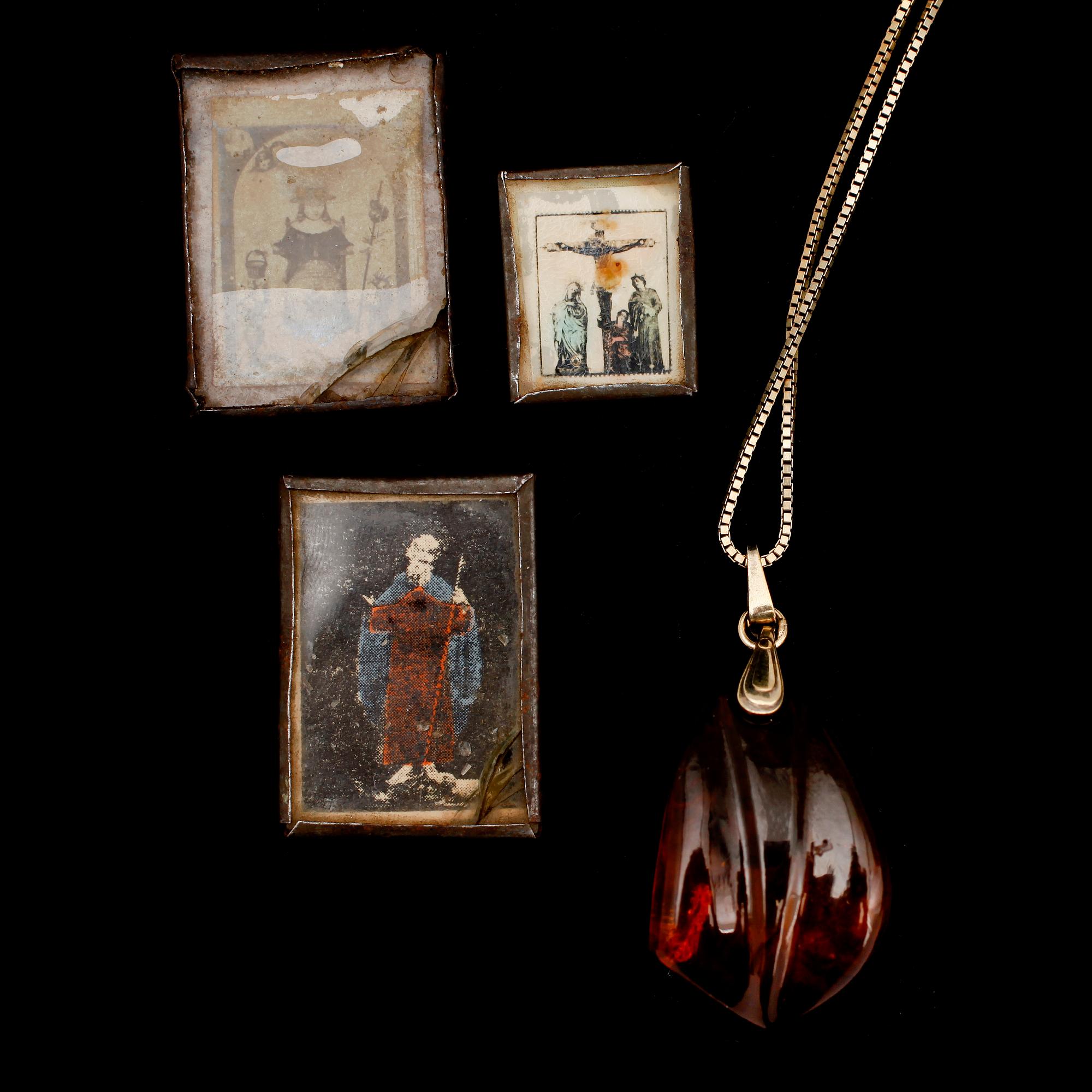 VOTIVBILDER, 3 st, samt HÄNGE, bärnsten med 20 k guld fattning.