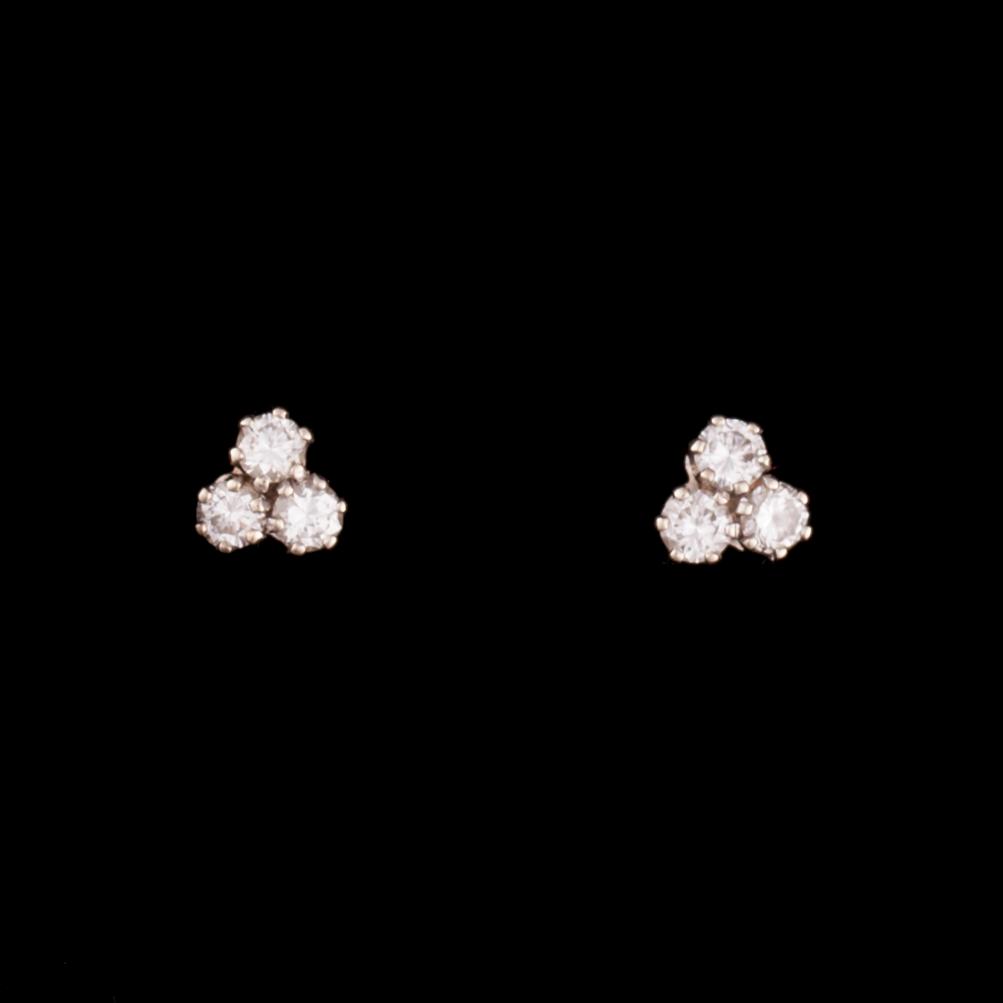 ÖRHÄNGEN, 18K vitguld, briljantslipade diamanter. Vikt totalt ca 1,0 g.