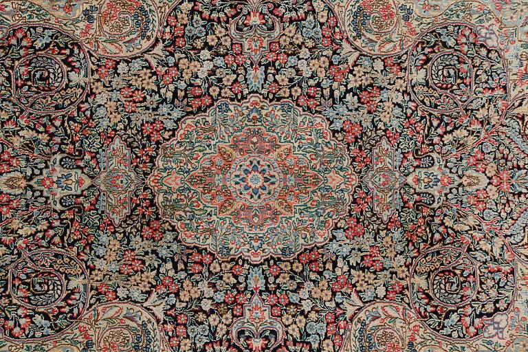 MATTA, Kirman, old, ca 270x175 cm.