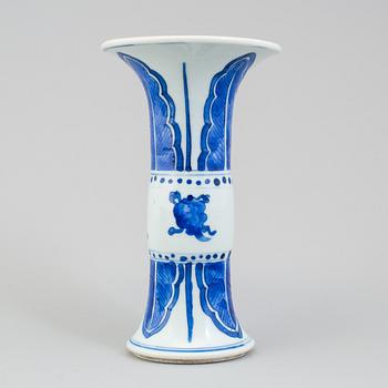 A chinese blue and white porcelain trumpet vase. Qing dynasty, Kangxi (1664-1722).