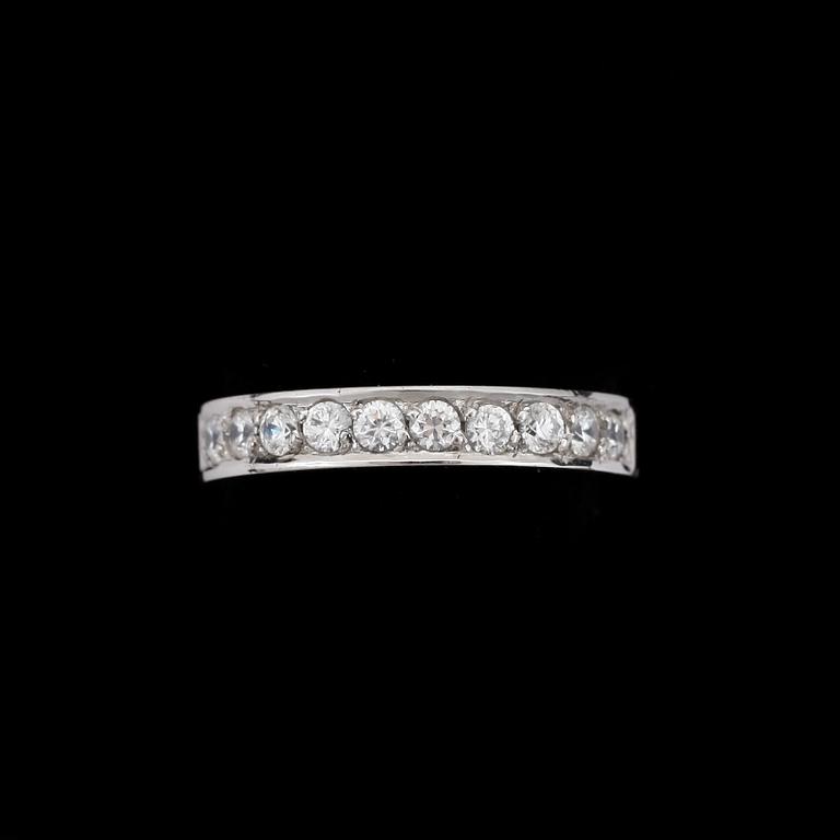 RING, alliansring, 18k vitguld med briljantslipade diamanter tot ca0,40ct. Vikt 3,8g.