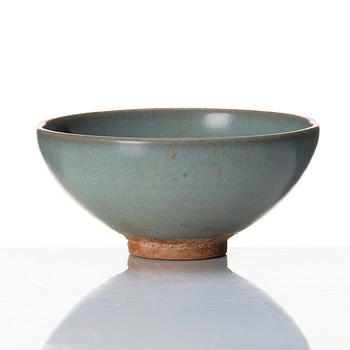 A Junyao purple-splashed blue glazed bowl. Song/Yuan dynasty.