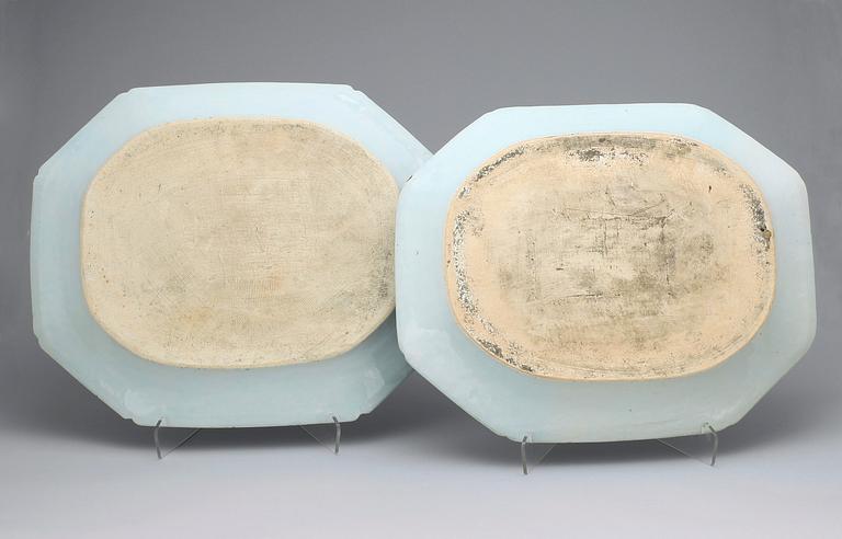 STEKFAT, ett par snarlika, porslin, Qianlong, Kina 1700-tal.