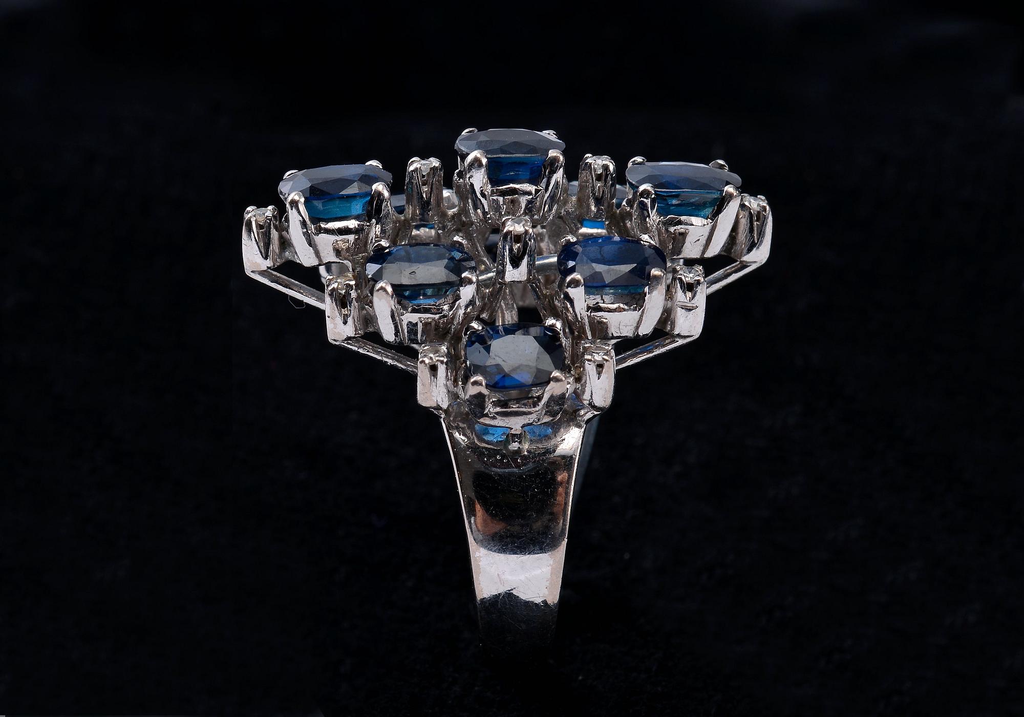 SORMUS, 8/8 hiottuja timantteja n. 0.11 ct. safiirit ca 5 ct. 18K valkokultaa. 1950/60-luku. Paino 10,5 g.