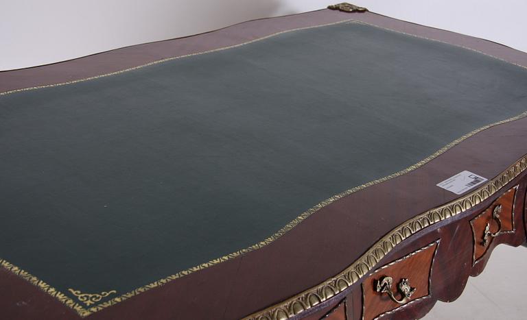 SKRIVBORD, Louis XV-stil, 1900-talets andra hälft.