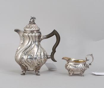 KAFFEKANNA samt GRÄDDKANNA, silver. Rokokostil. CGH  Stockholm 1944-45.