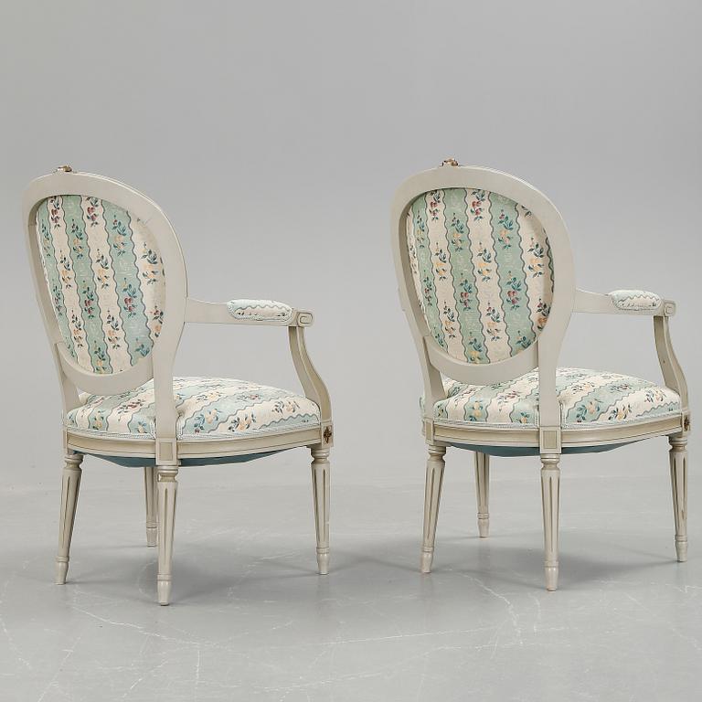 KARMSTOLAR, ett par, Gustaviansk stil, omkring 1900-talets mitt.