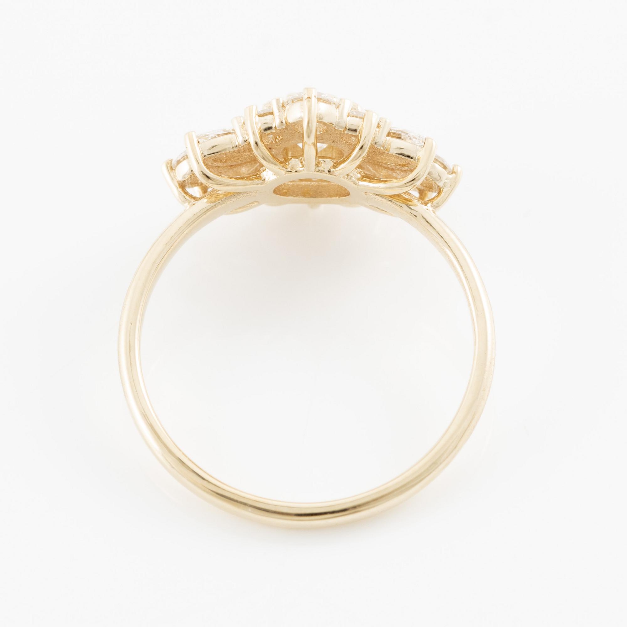 Ring in 14K gold set with brilliant-cut and marquise-cut diamonds.