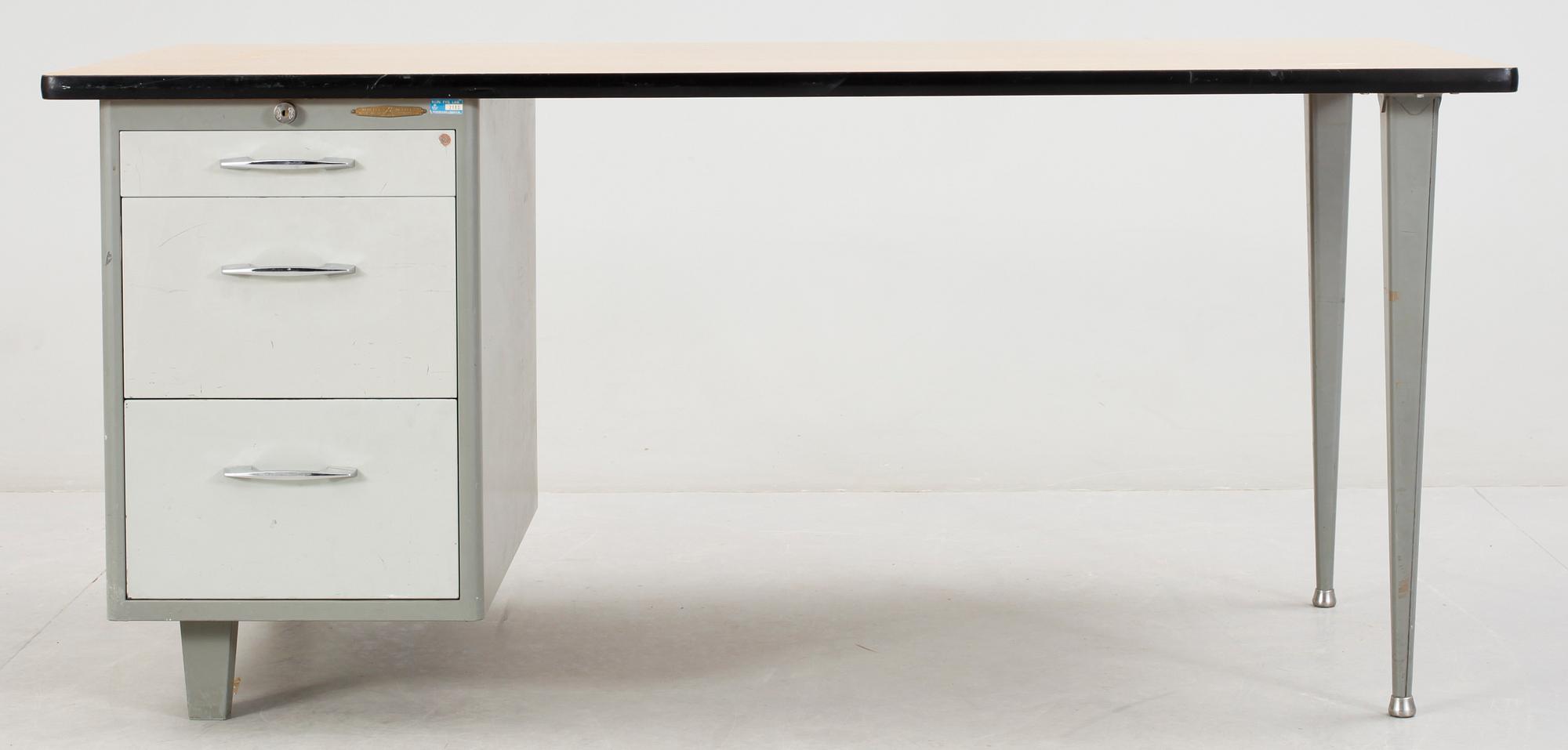 SKRIVBORD, metall samt trä, Lindqvists verkstads AB Motala, 1900-talets mitt.