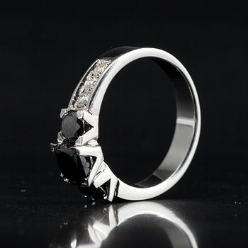 RING, vitguld 14K, prinsess- och briljantslipade diamanter, tot. 1,77 ct. Vikt 4 g. Intyg.