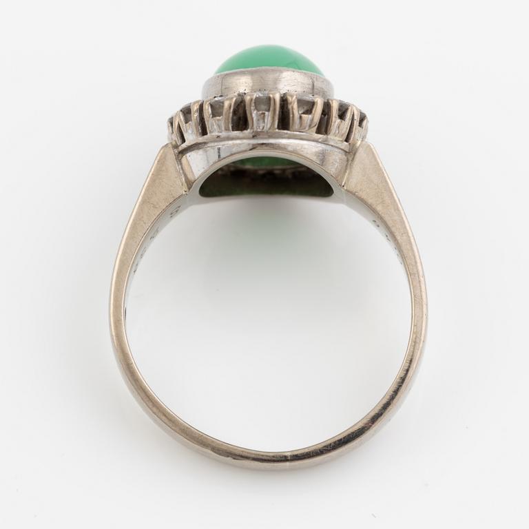 Ring in 18K white gold set with round brilliant-cut diamonds and chrysoprase.