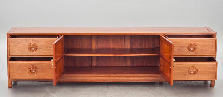 SIDEBOARD. Tillverkad i Kina för DUX.