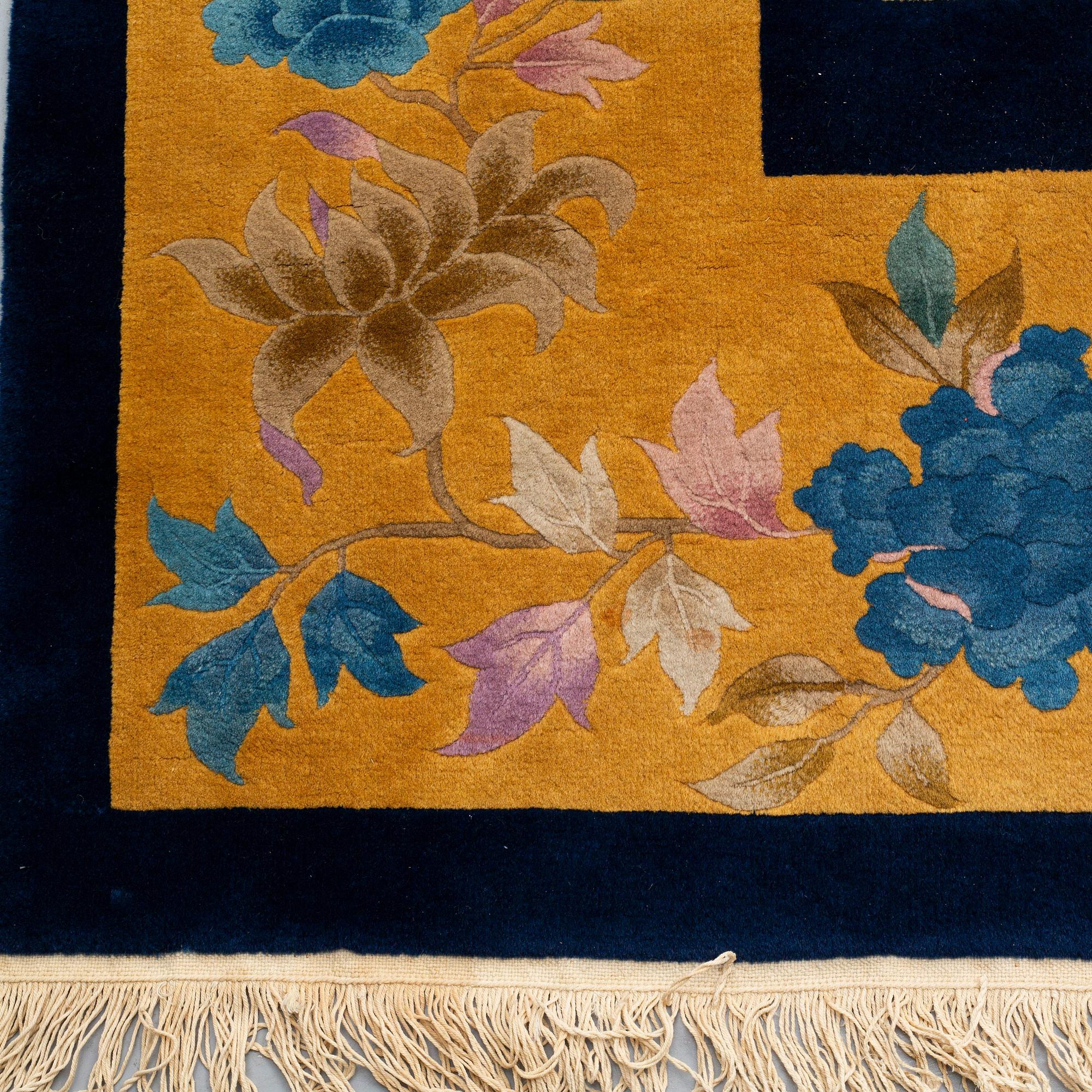 MATTO, China, ca 358,5-361,5 x 362 cm (as well as 2 cm flat weave at the ends).
