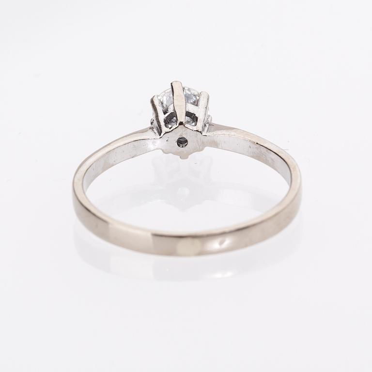 RING, 18K vitguld med briljantslipad diamant, ca 0.47 ct.