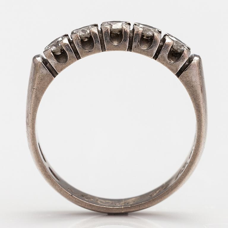 SORMUS, 14K kultaa, timantteja n. 0.50 ct yht. Mallikoru, Helsinki 2006.