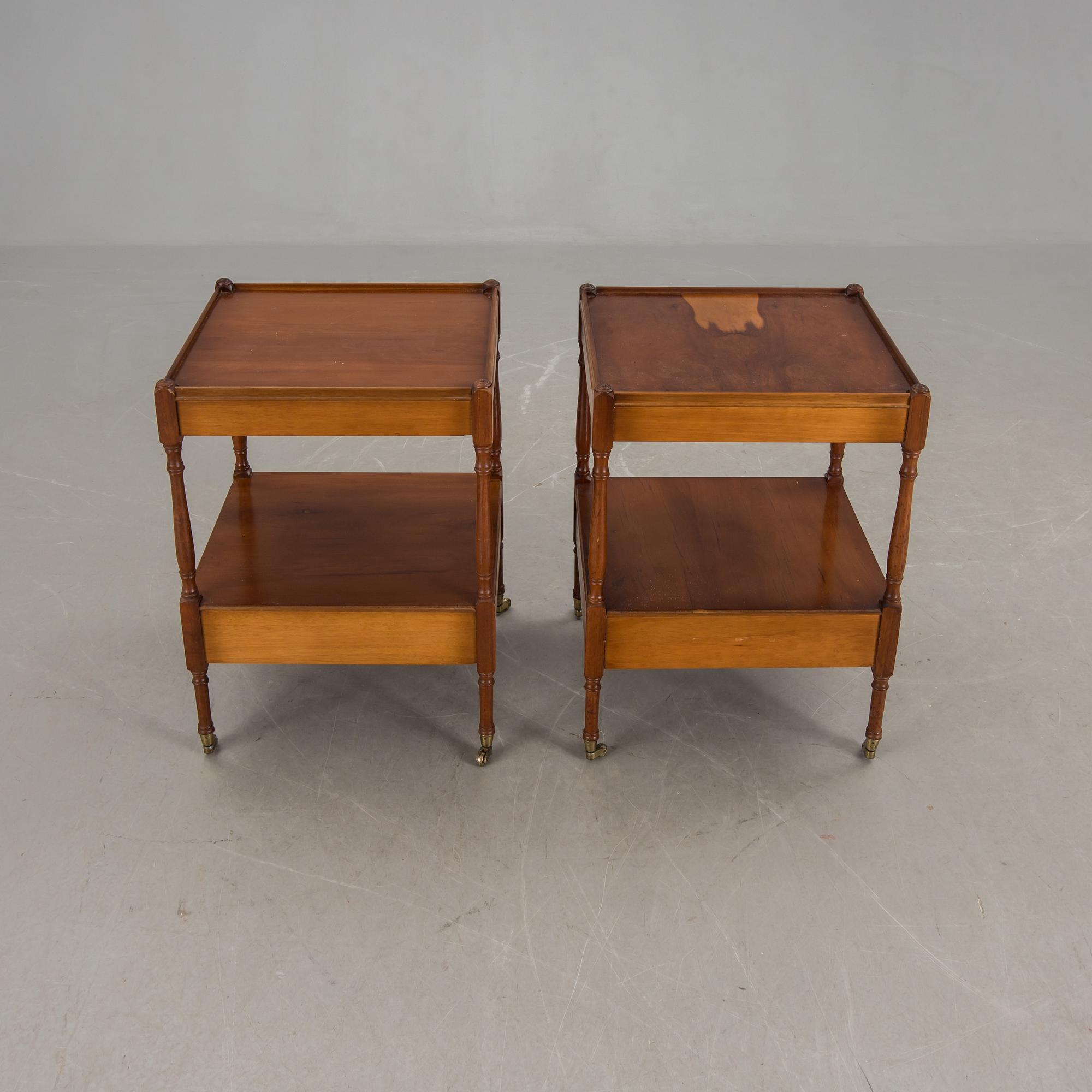 SÄNGBORD/LAMPBORD, ett par, engelsk stil, 1900-talets andra hälft.