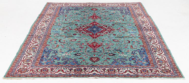 Matta, Oriental ca 285 x 185 cm.