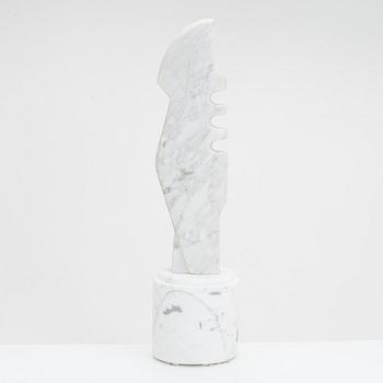 Arvo Siikamäki, veistos, marmori, signeerattu ja päivätty 2011.