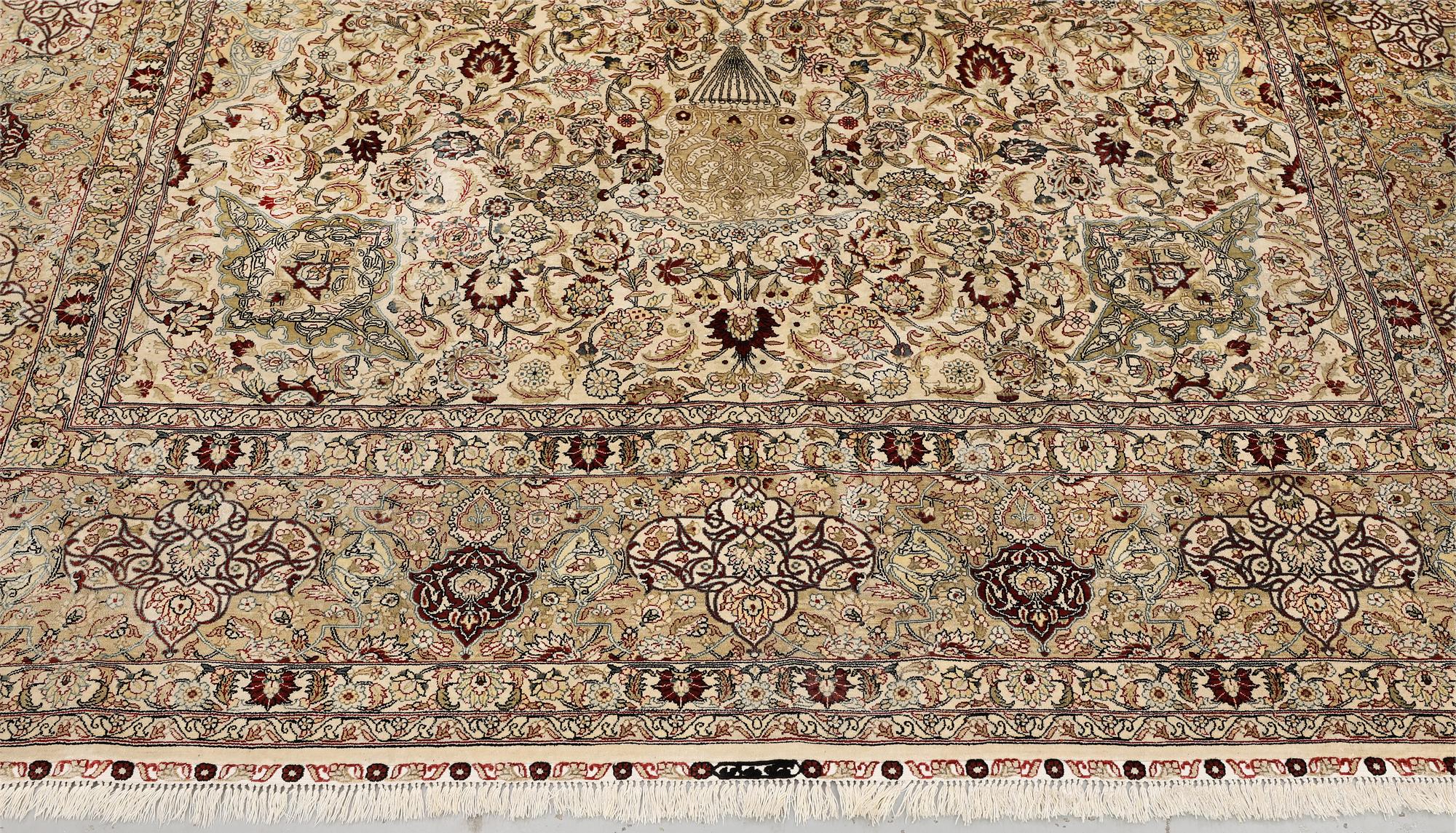 Matta, orientalisk, silke, ca 280 x 184 cm.