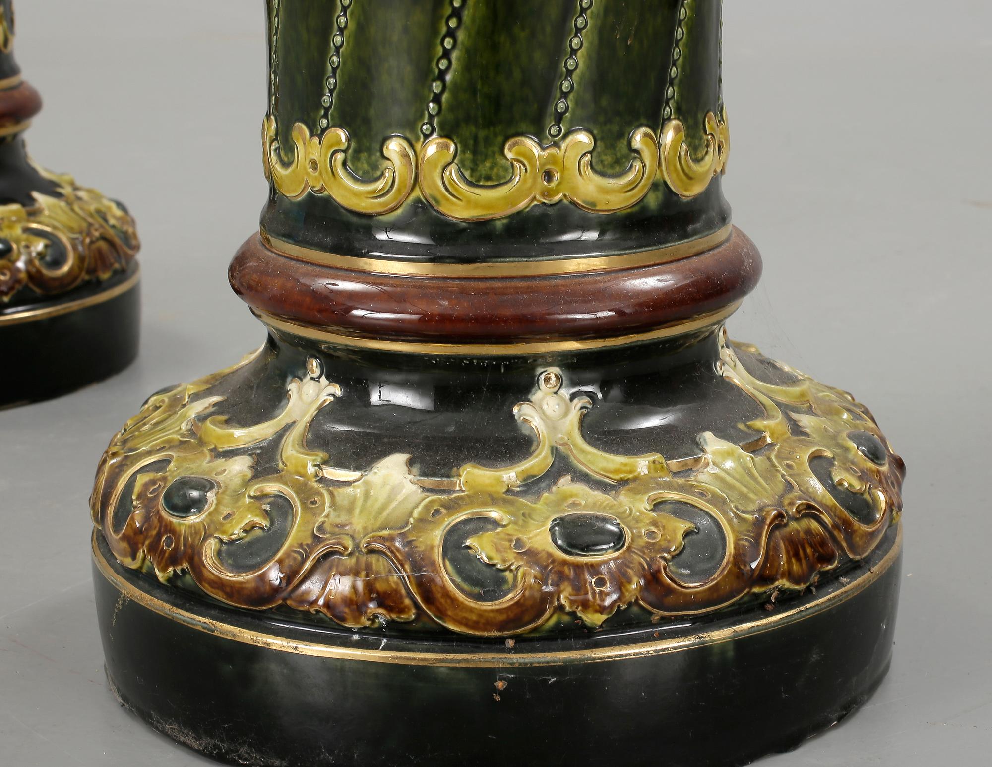 PIEDESTALER med URNOR, ett par, majolika, jugend, omkring 1900.