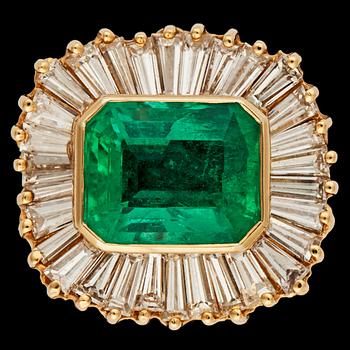 1264. RING, trappslipad smaragd, 6 ct och baguetteslipade diamanter, tot. ca 3 ct.