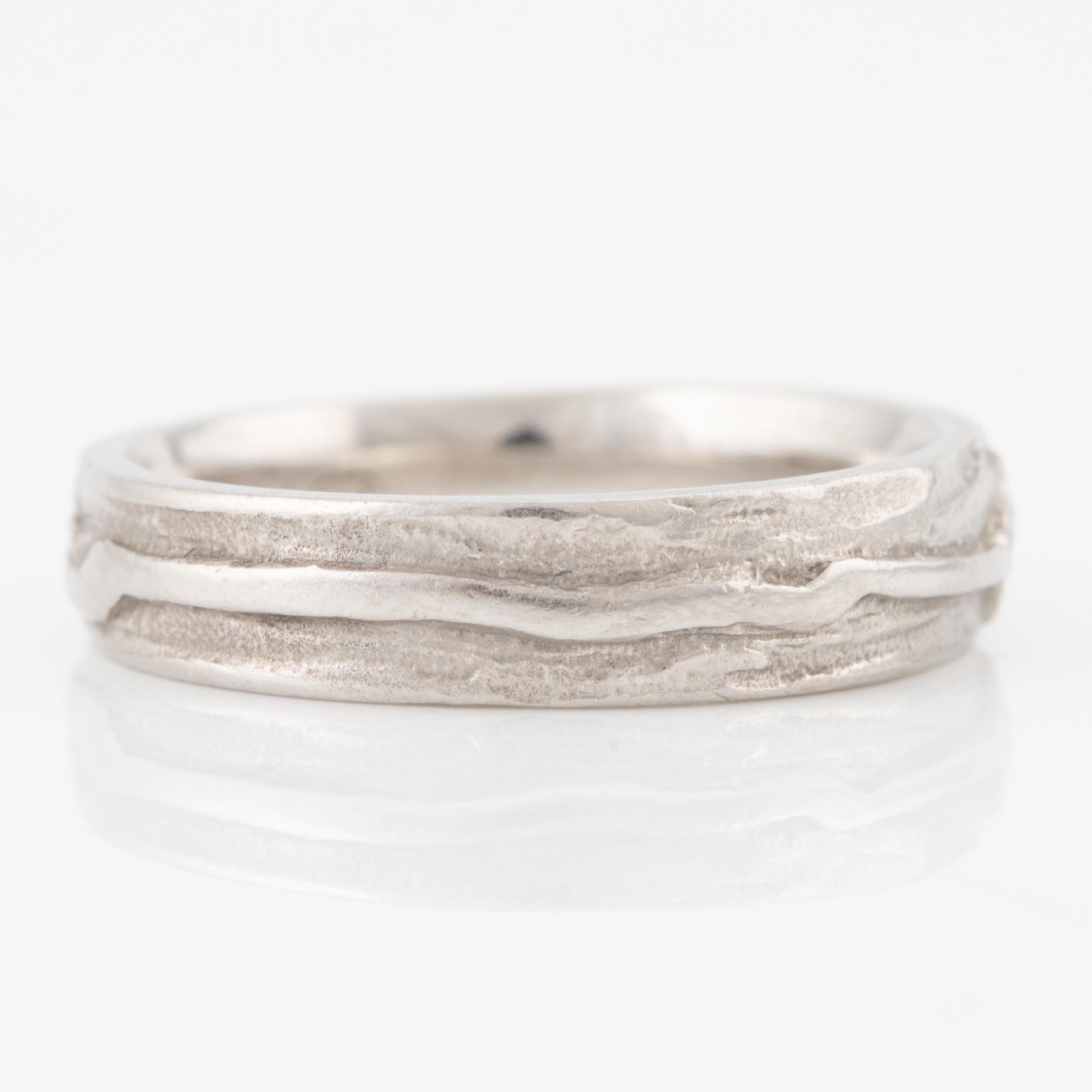 Ring platina med en briljantslipad diamant.