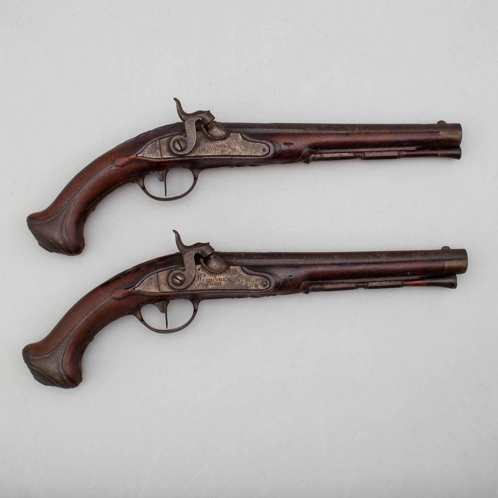JOHAN FRANZ MEIDINGER, (mästare i Stockholm 1750-1769) slaglåspistoler ett par, signerade.