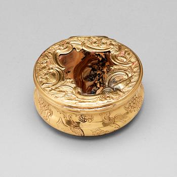 148. An 18th century gold and agate snuff-box, unmarked.